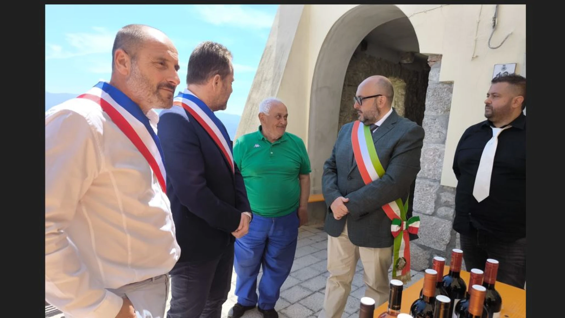 Fornelli: boom di turisti a Fornelli in occasione dei mercatini nel centro storico. Il gemellaggio con la citta’ francese di Sauve segna un passaggio storico per il comune molisano.
